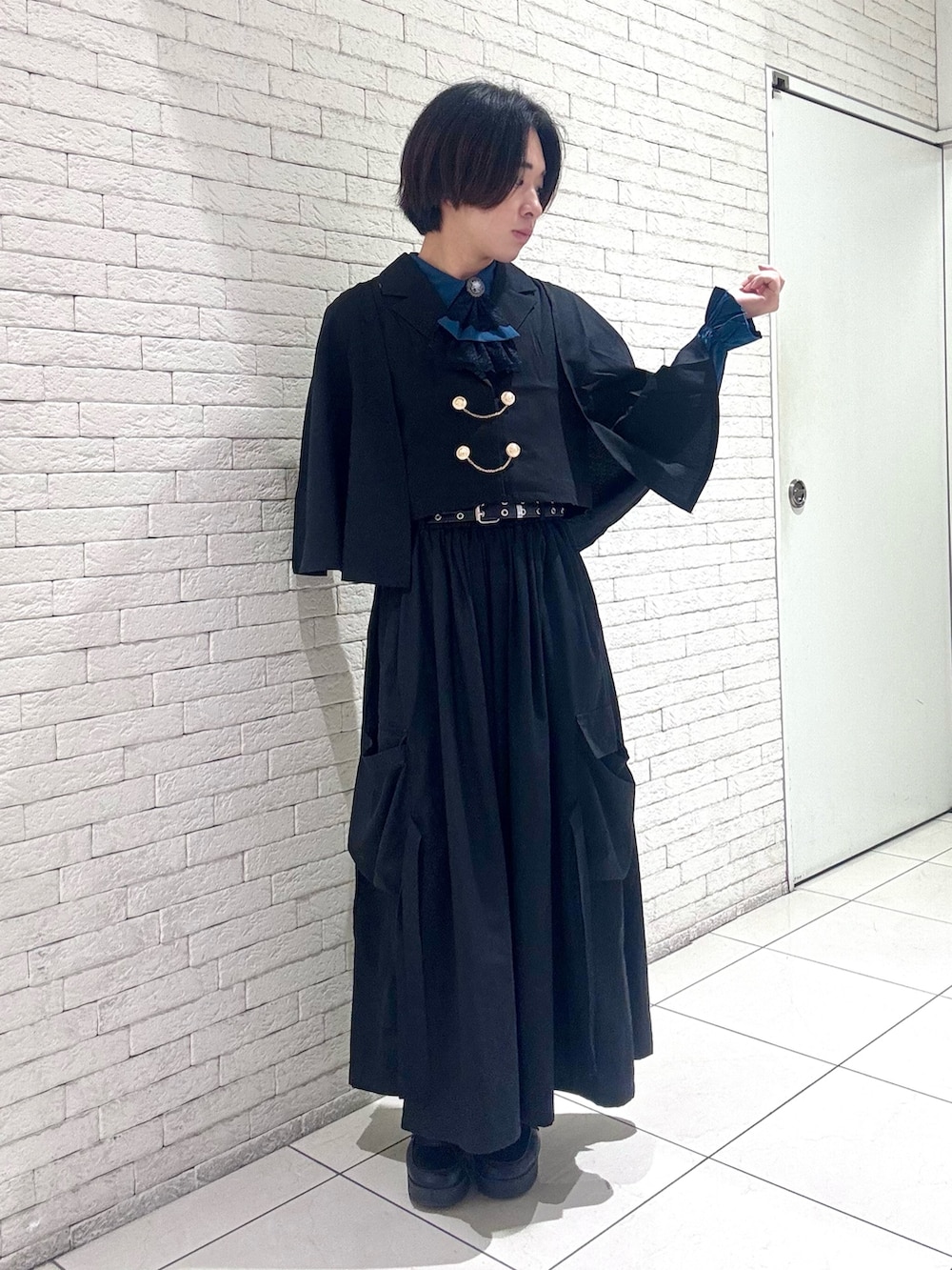 「袴パンツ、最近のいい感じコーデ、冬コーデ、きれいめカジュアル、モード、axes femme、AXES-X、和洋折衷、ケープ、ジェンダーレス、メンズファッション」｜「AXES-Xのパラシュート袴パンツ（その他パンツ、ブラック系）」を使った、みちゅんさん（メンズ・162cm）の秋コーディネートの3枚目の写真