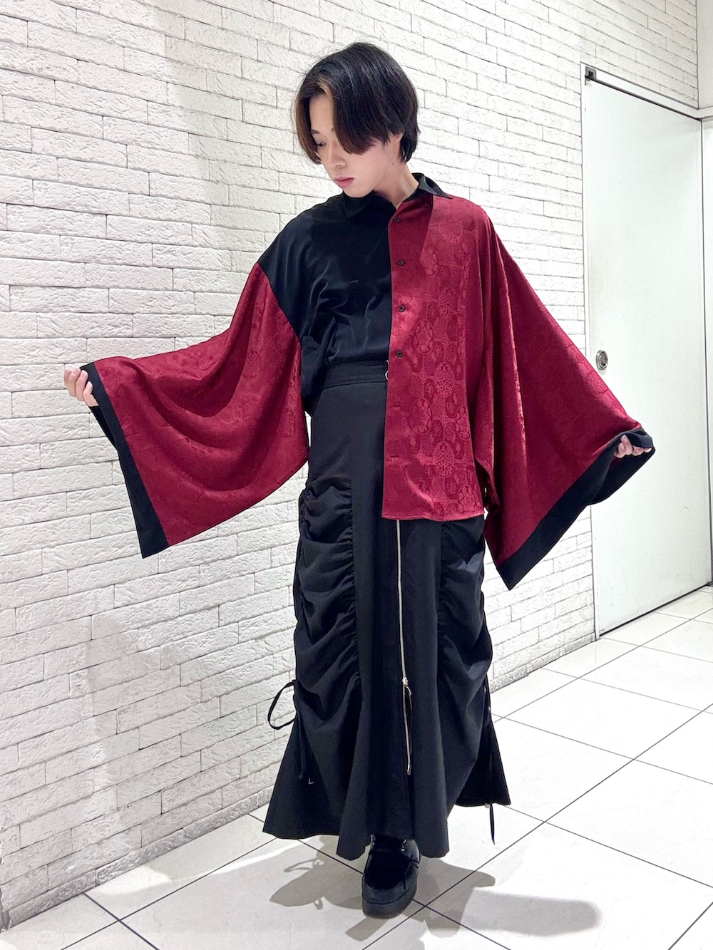 「レッド、メンズスカート、axes femme、AXES-X、ジェンダーレス、バイカラー、和服、着物、和モード、シャツコーデ、シャツスタイル」｜「AXES-Xの配色ジャガード和袖シャツ（シャツ/ブラウス、レッド系）」を使った、みちゅんさん（レディース・162cm）の冬コーディネートの2枚目の写真