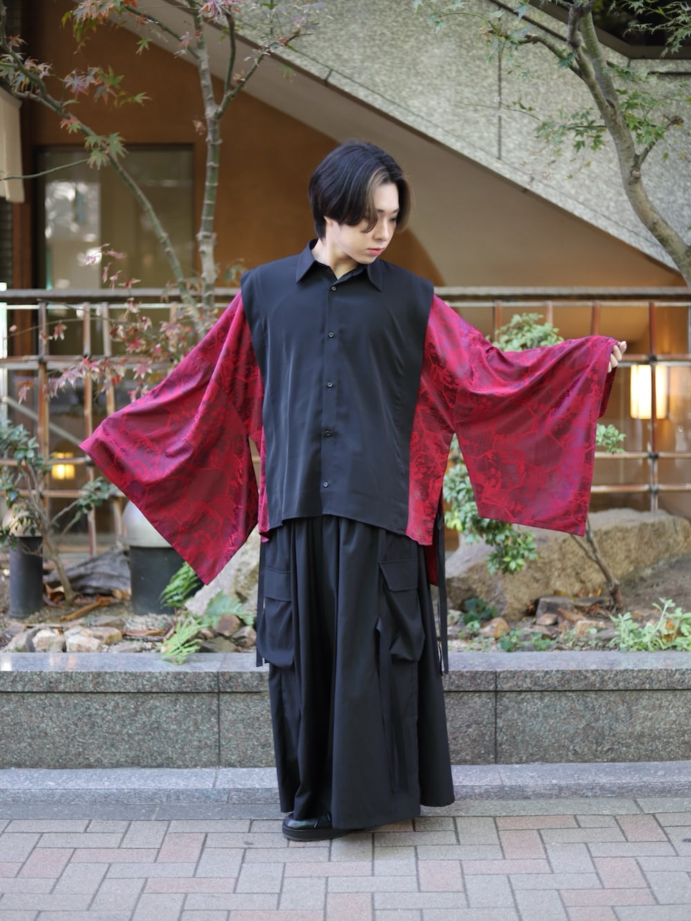 「axes femme、パンツスタイル、ゆるコーデ、秋冬コーデ、20代、モード、和風、ジェンダーレス、袴パンツ、メンズファッション、春コーデ」｜「REZENの狩衣風切替和袖シャツ（シャツ/ブラウス、レッド系）」を使った、みちゅんさん（レディース・162cm）の冬コーディネートの2枚目の写真