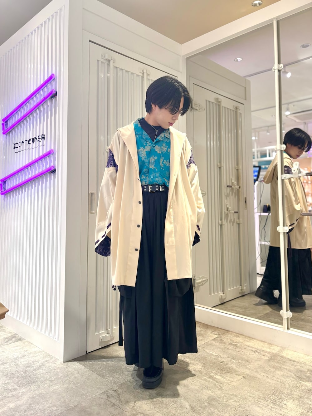 「レイヤードスタイル、おしゃ見えテクニック、秋コーデ、モード、axes femme、AXES-X、和モード、ジェンダーレス、ジェンダーレスコーデ、メンズコーデ、袴パンツ」｜「AXES-Xのパラシュート袴パンツ（その他パンツ、ブラック系）」を使った、みちゅんさん（メンズ・162cm）の秋コーディネートの2枚目の写真