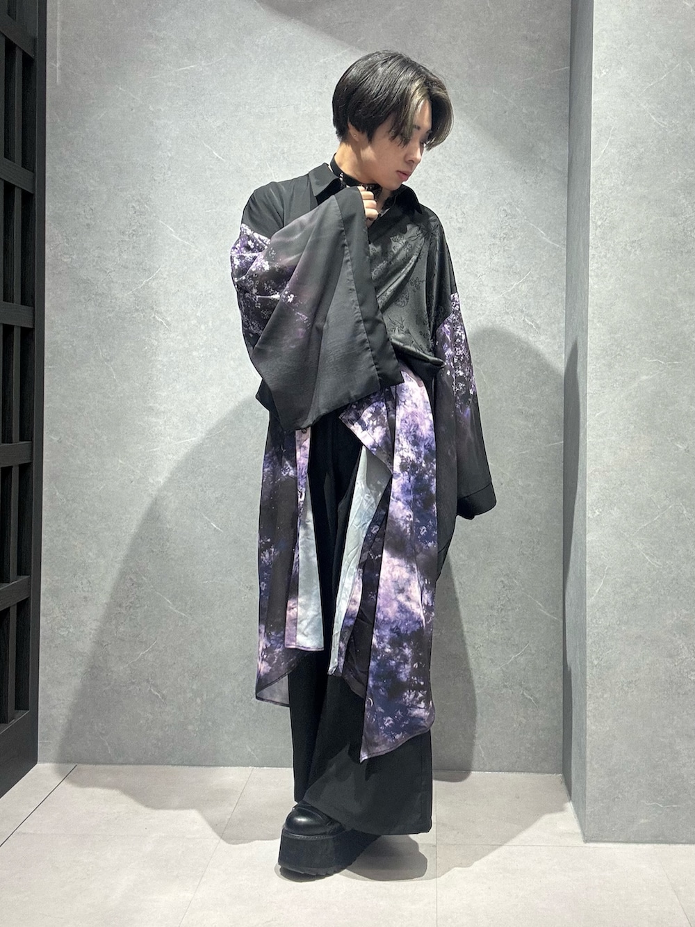 「春コーデ、春めき満開コーデ、AXES-X、REZEN、春服コーデ、春夏コーデ、カジュアルスタイル、レイヤードスタイル、ootd、ジェンダーレス、モード、桜、シャツスタイル」｜「REZENの三世の契レイヤード袴パンツ（その他パンツ、パープル系）」を使った、みちゅんさん（メンズ・162cm）の春コーディネートの2枚目の写真