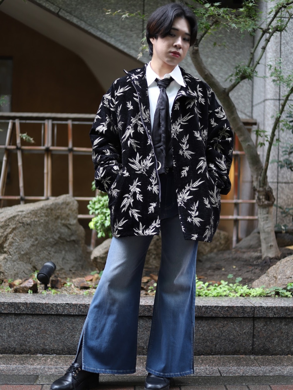 「冬アウター、最近のいい感じコーデ、ブルゾン、デニム、デニムパンツ、和柄、韓国ファッション、axes femme、AXES-X、メンズファッション、ジェンダーレス、ネクタイ」｜「AXES-Xの竹林ジャガードブルゾン（ブルゾン、ベージュ系）」を使った、みちゅんさん（メンズ・162cm）の冬コーディネートの2枚目の写真