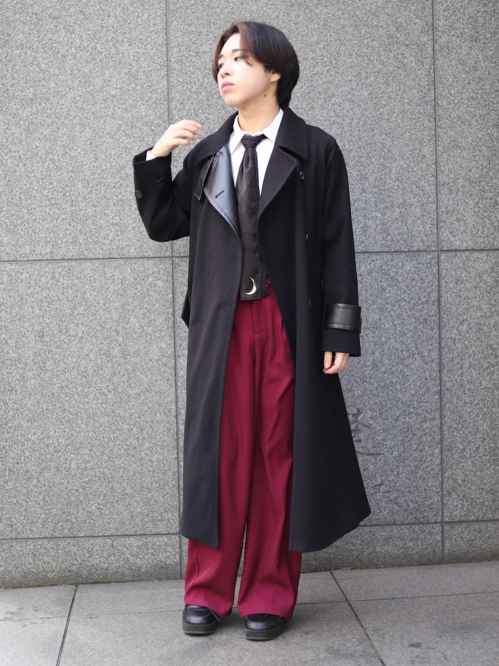 「冬コーデ、クリスマスに着たい服、レザー、冬アウター、コート、パンツスタイル、細見えコーデ、赤、ロングコート、adidas、axes femme POETIQUE、AXES-X、ジェンダーレス、モード」｜「AXES-Xのあしひきの山鳥の尾シャツ（シャツ/ブラウス、ホワイト系）」を使った、みちゅんさん（レディース・162cm）の冬コーディネートの3枚目の写真