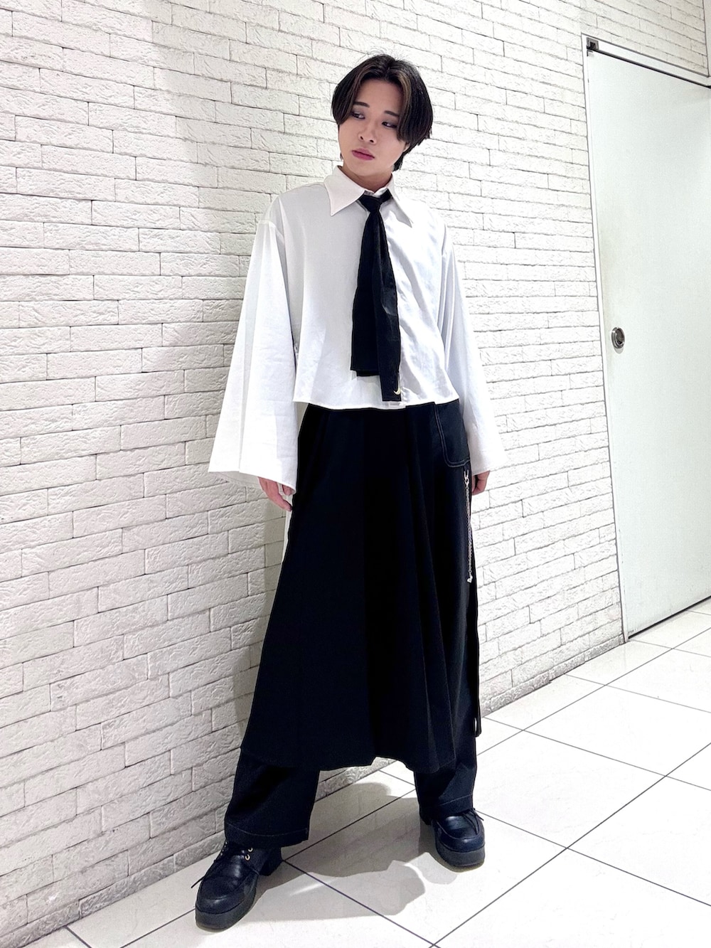 「最近のいい感じコーデ、サブカル、ネクタイ、巻きスカート、axes femme、axes femme POETIQUE、AXES-X、ジェンダーレス、メンズファッション、和洋折衷」｜「axes femme POETIQUEのガーターリング付パンツ（その他パンツ、ブラック系）」を使った、みちゅんさん（メンズ・162cm）の冬コーディネートの2枚目の写真