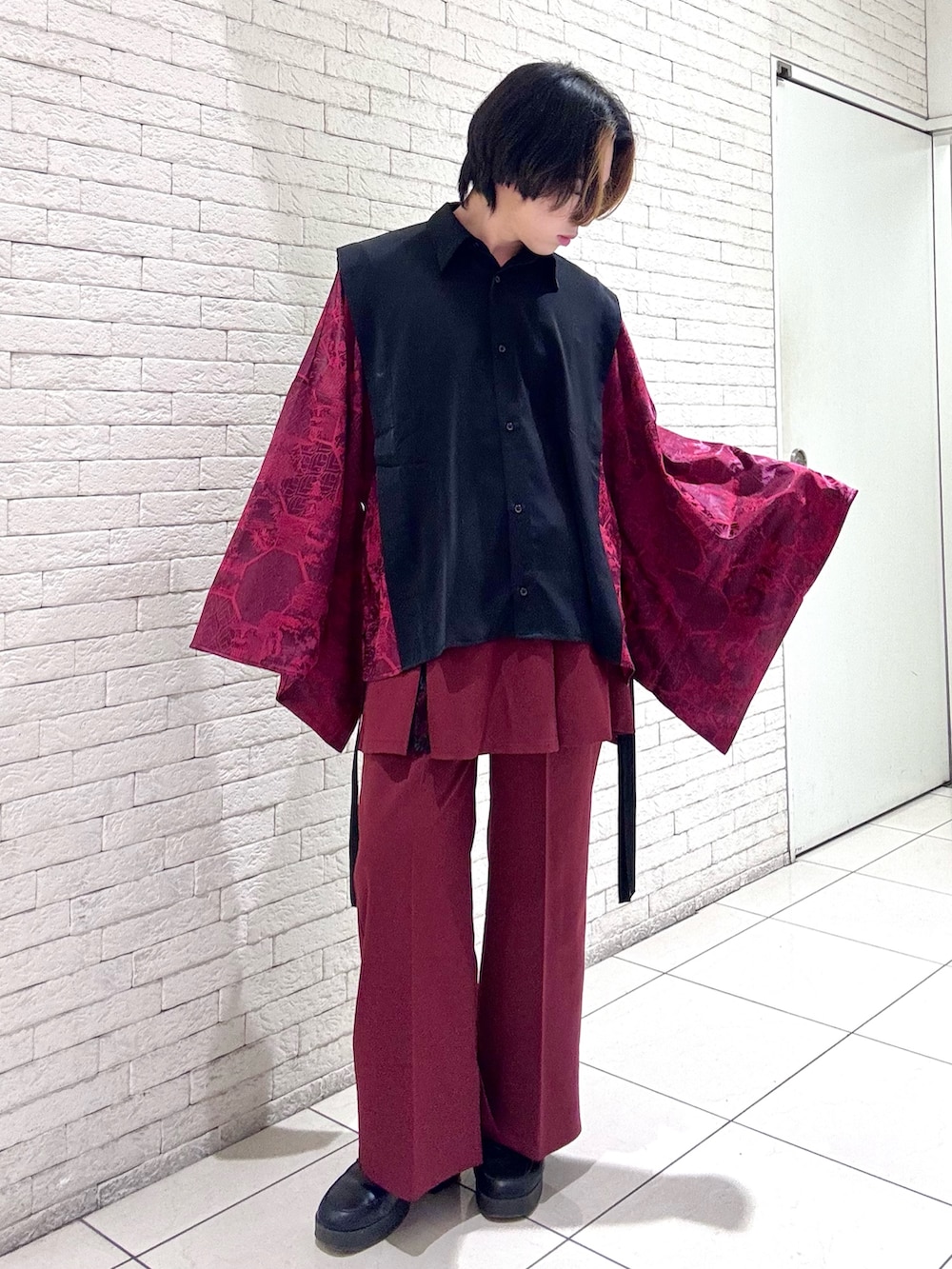 「axes femme、カジュアルコーデ、シンプルスタイル、おしゃれさんと繋がりたい、チャイナ、和風、AXES-X、REZEN、ジェンダーレス、春コーデ、赤」｜「REZENの狩衣風切替和袖シャツ（シャツ/ブラウス、レッド系）」を使った、みちゅんさん（メンズ・162cm）の冬コーディネートの2枚目の写真