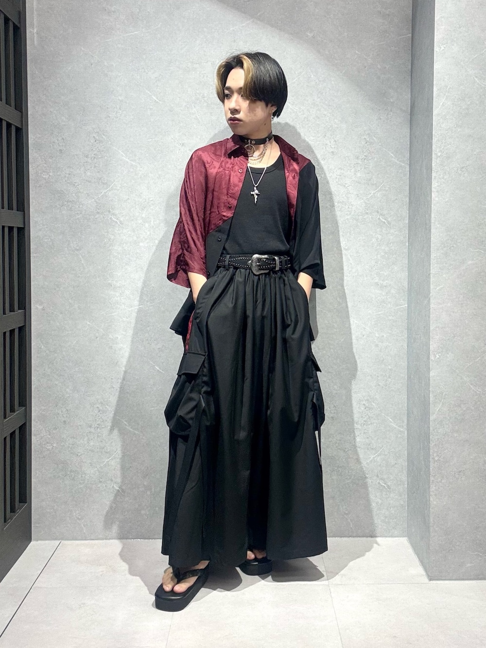 「カーゴパンツ、春夏コーデ、シンプルコーデ、AXES-X、REZEN、レイヤードスタイル、袴パンツ、バイカラー、ゆるコーデ、ジェンダーレス」｜「AXES-Xのバイアス切替ドルマンシャツ（シャツ/ブラウス、レッド系）」を使った、みちゅんさん（メンズ・162cm）の春コーディネートの2枚目の写真