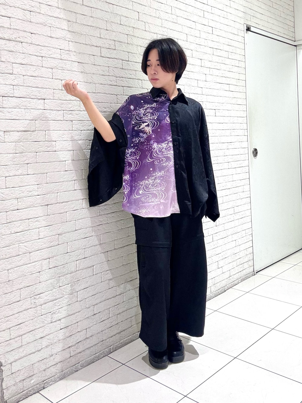 「おしゃ見えテクニック、レイヤードスタイル、秋コーデ、カーゴパンツ、モード、axes femme、AXES-X、ジェンダーレス、ジェンダーレス男子、モードカジュアル、メンズファッション、メンズコーデ」｜「AXES-Xの光源氏フード付羽織（その他アウター、パープル系）」を使った、みちゅんさん（メンズ・162cm）の秋コーディネートの3枚目の写真