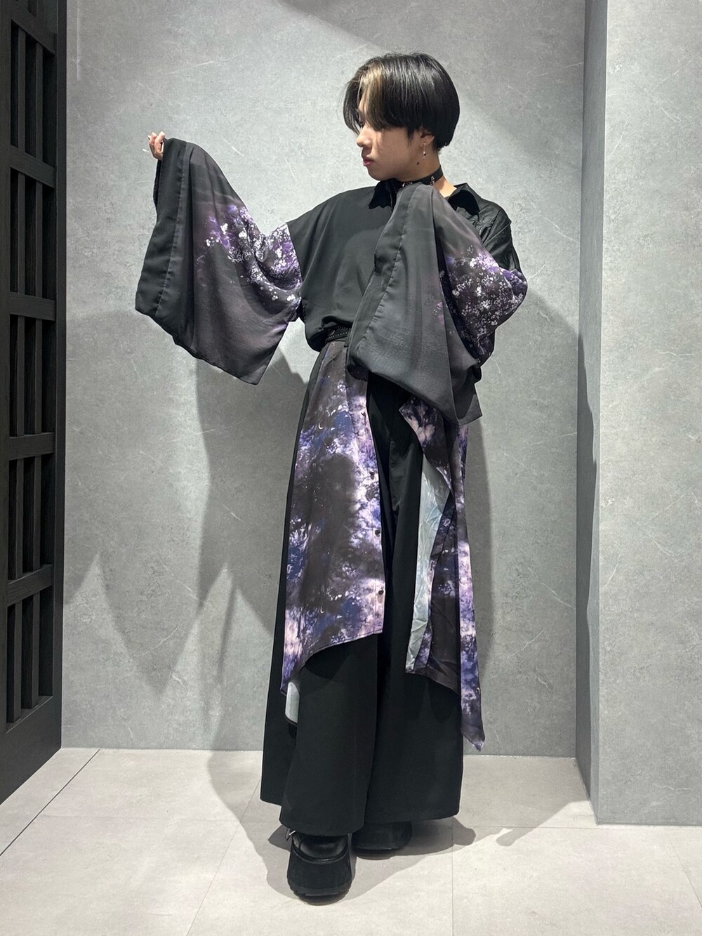 「春コーデ、春めき満開コーデ、AXES-X、REZEN、春服コーデ、春夏コーデ、カジュアルスタイル、レイヤードスタイル、ootd、ジェンダーレス、モード、桜、シャツスタイル」｜「REZENの三世の契レイヤード袴パンツ（その他パンツ、パープル系）」を使った、みちゅんさん（メンズ・162cm）の春コーディネートの3枚目の写真