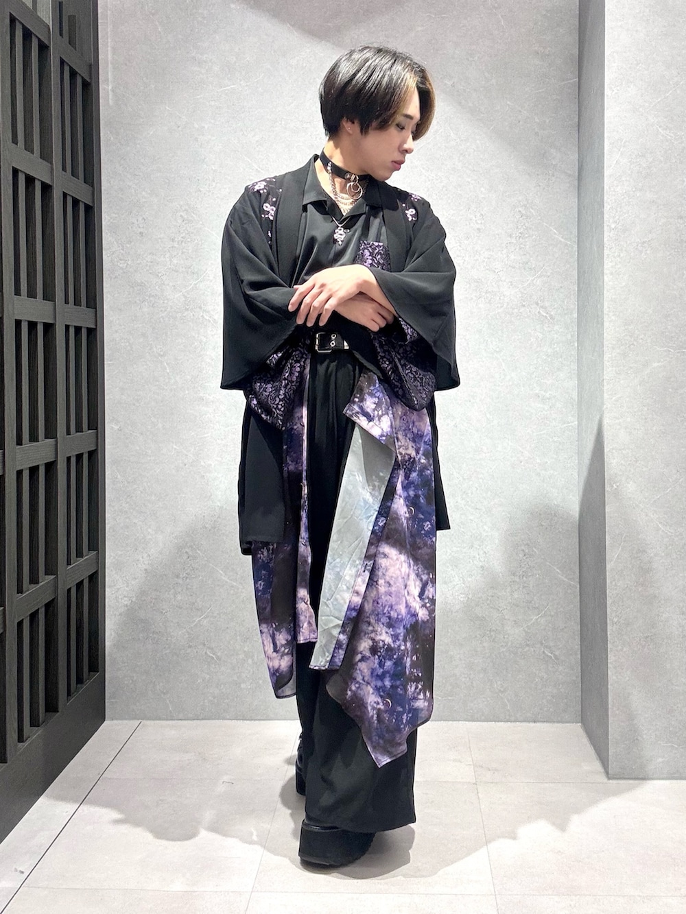 「春色、休日スタイル、カーディガン、モノトーン、AXES-X、REZEN、シンプルスタイル、メンズファッション、ジェンダーレス、和装、袴パンツ、袴、桜」｜「REZENの三世の契レイヤード袴パンツ（その他パンツ、パープル系）」を使った、みちゅんさん（メンズ・162cm）の春コーディネートの2枚目の写真