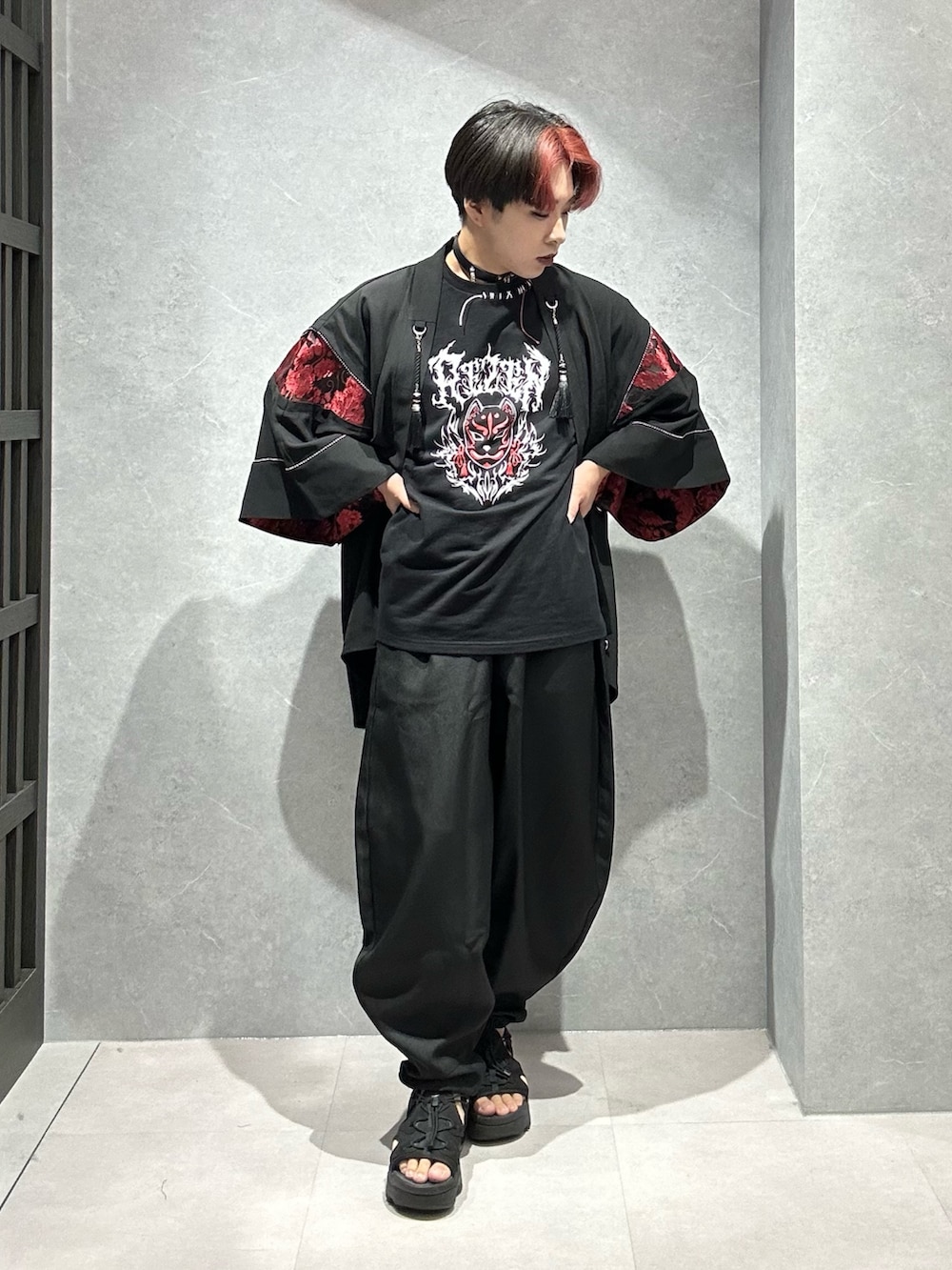 「サンダル、黒Tシャツ、ライブTシャツ、ボンタンパンツ、AXES-X、REZEN、半袖シャツ、夏服コーデ、ストリート、夏、シャツ、オールブラック、差し色」｜「REZENの狐面ロゴプリント半袖Ｔシャツ（Tシャツ/カットソー、レッド系）」を使った、みちゅんさん（メンズ・162cm）の夏コーディネートの3枚目の写真