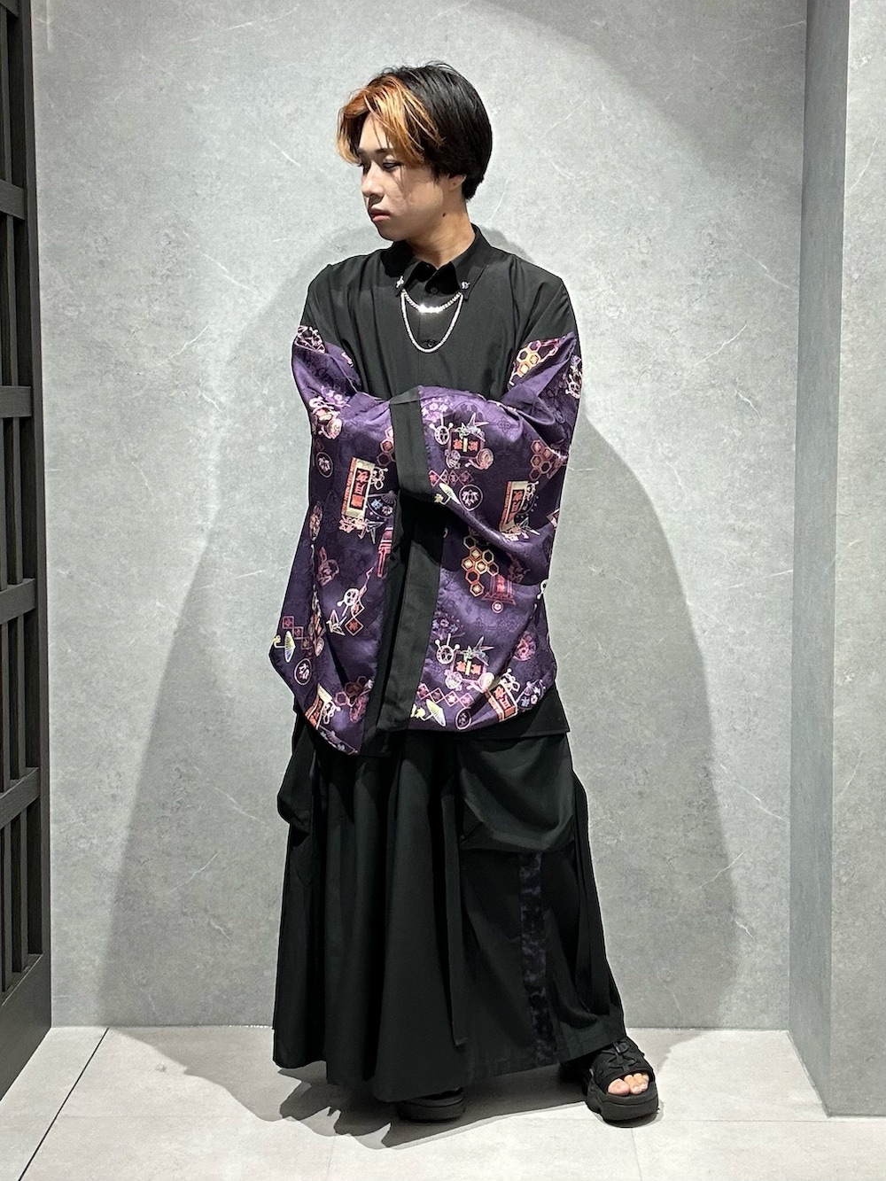 「袴パンツ、柄シャツ、ジェンダーレス、浴衣、カーゴパンツ、シンプルコーデ、夏コーデ、ブラックコーデ、REZEN、AXES-X、outfit、春夏コーデ、ワイドパンツ」｜「REZENの和ネオンプリント和袖シャツ（シャツ/ブラウス、ブラック系）」を使った、みちゅんさん（メンズ・162cm）の夏コーディネートの2枚目の写真