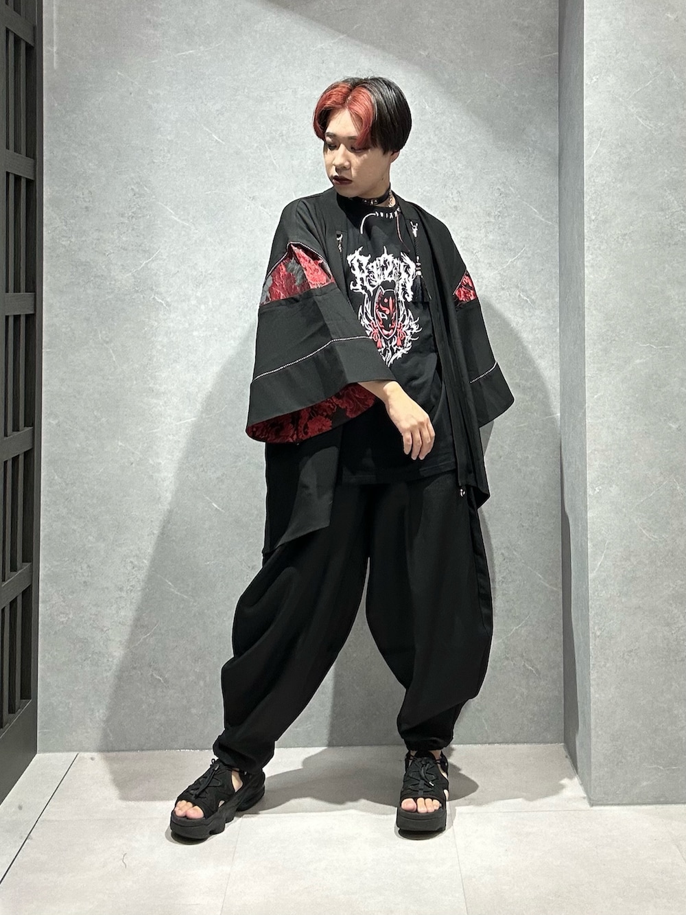 「サンダル、黒Tシャツ、ライブTシャツ、ボンタンパンツ、AXES-X、REZEN、半袖シャツ、夏服コーデ、ストリート、夏、シャツ、オールブラック、差し色」｜「REZENの狐面ロゴプリント半袖Ｔシャツ（Tシャツ/カットソー、レッド系）」を使った、みちゅんさん（メンズ・162cm）の夏コーディネートの2枚目の写真