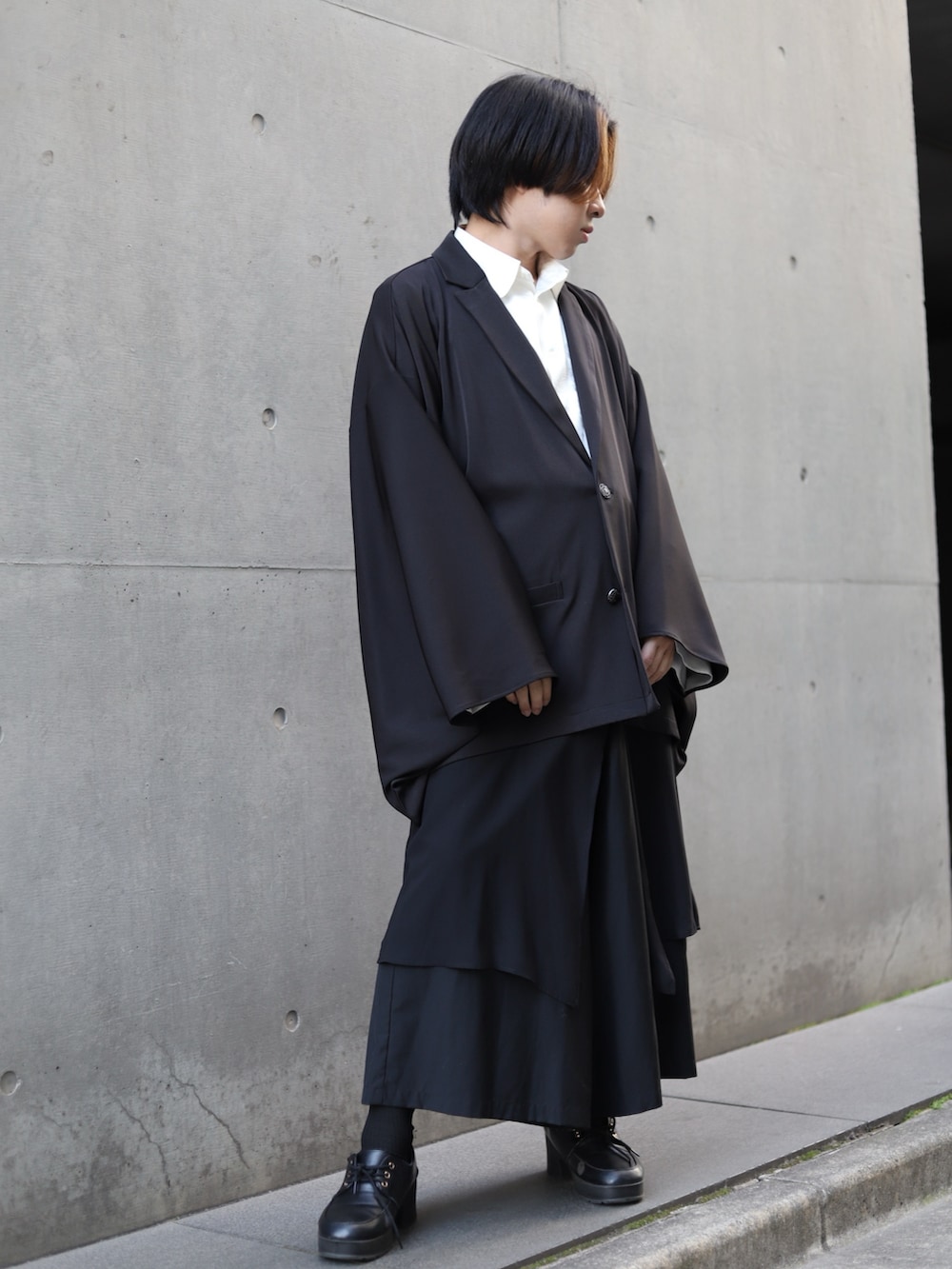 「axes femme、メンズファッション、メンズコーデ、カジュアルコーデ、モード、モードカジュアル、AXES-X、REZEN、ジェンダーレス、和装、テーラードジャケット、サブカル」｜「REZENの和袖テーラードジャケット（テーラードジャケット、ブラック系）」を使った、みちゅんさん（メンズ・162cm）の冬コーディネートの4枚目の写真