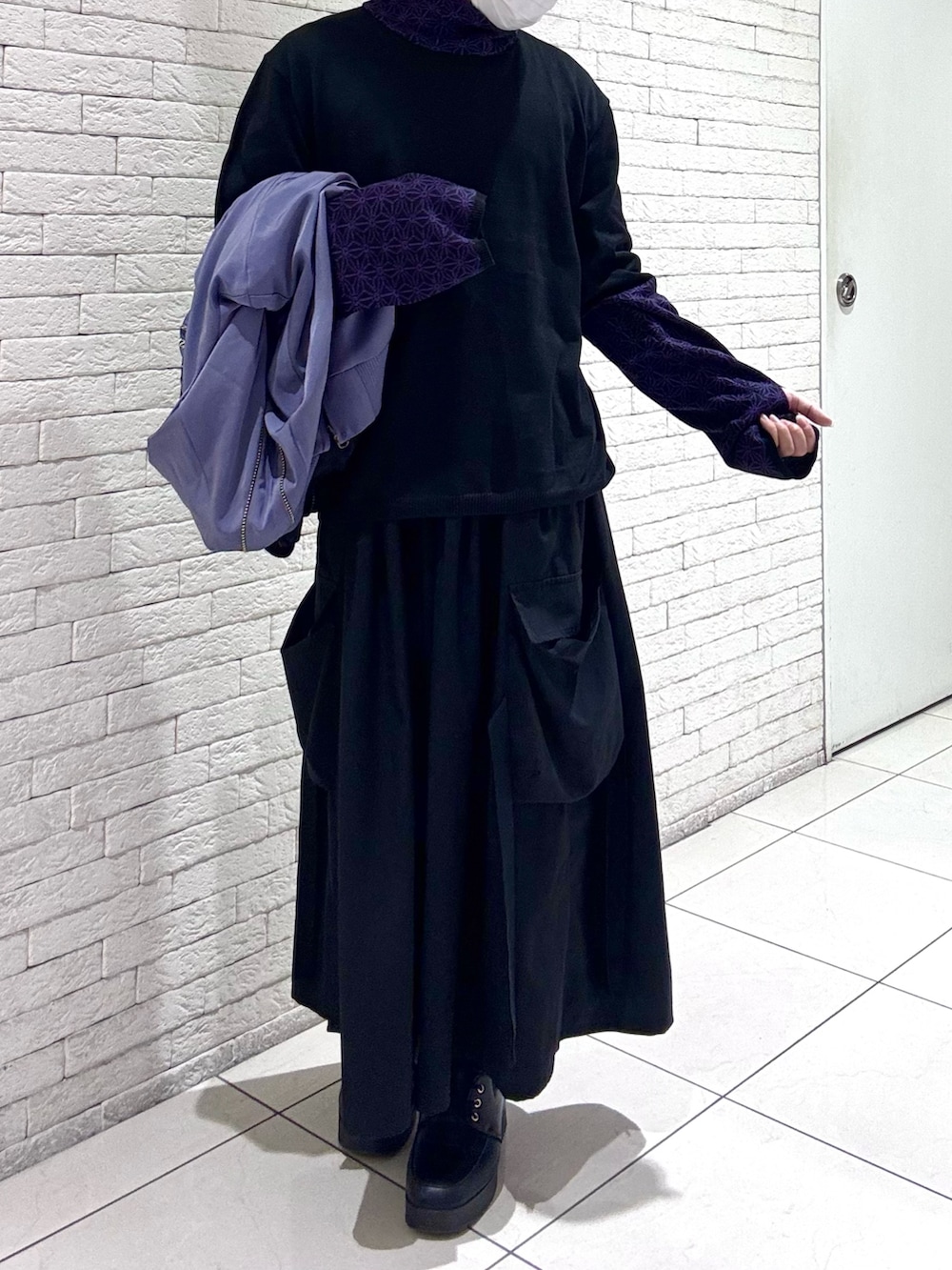 「パーカー、秋コーデ、axes femme、ニット、ブルゾン、メンズコーデ、ジェンダーレス、ジェンダーレスコーデ」｜「AXES-Xの弁慶牛若丸リバーシスカジャン（スカジャン、パープル系）」を使った、みちゅんさん（メンズ・162cm）の秋コーディネートの4枚目の写真