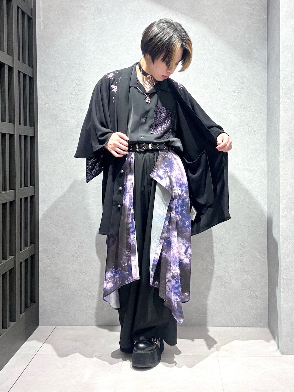 「春色、休日スタイル、カーディガン、モノトーン、AXES-X、REZEN、シンプルスタイル、メンズファッション、ジェンダーレス、和装、袴パンツ、袴、桜」｜「REZENの三世の契レイヤード袴パンツ（その他パンツ、パープル系）」を使った、みちゅんさん（メンズ・162cm）の春コーディネートの3枚目の写真