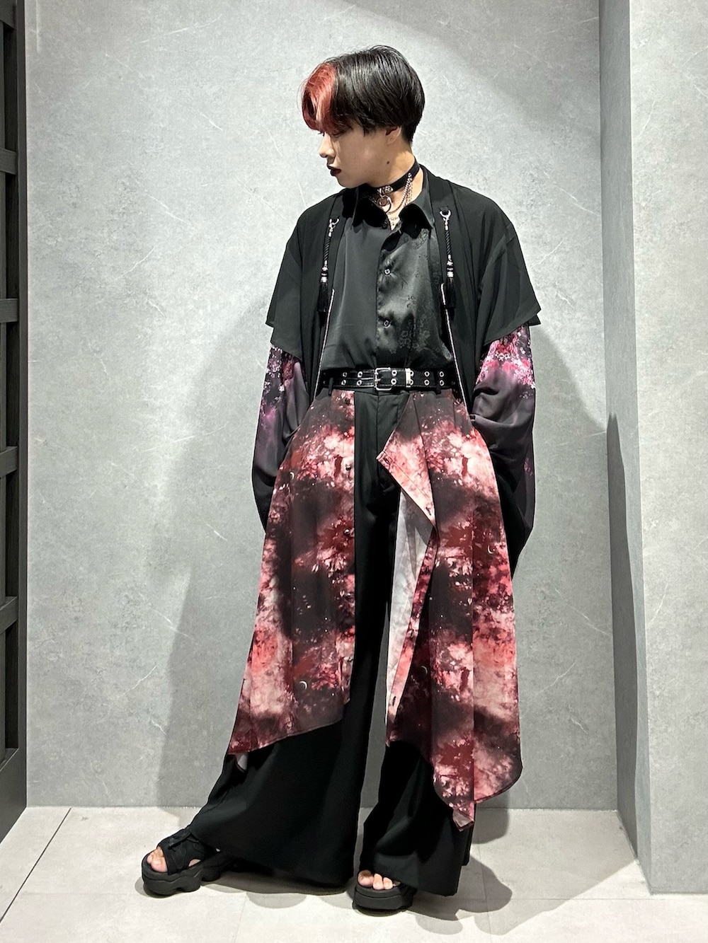 「柄シャツ、レイヤードスタイル、サンダル、AXES-X、REZEN、メンズファッション、休日コーデ、初夏コーデ、低身長男子、和装、ジェンダーレス、袴、袴パンツ」｜「REZENの金剛力士ケープ羽織（その他アウター、レッド系）」を使った、みちゅんさん（メンズ・162cm）の夏コーディネートの2枚目の写真