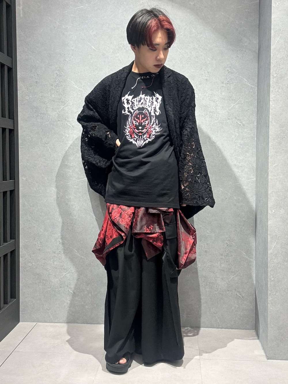 「アメカジ、Tシャツ、REZEN、春夏コーデ、ストリートコーデ、カーゴパンツ、ワイドパンツ、ジェンダーレス、柄シャツ、シャツスタイル、黒Tシャツ、レイヤードスタイル、腰巻きスタイル」｜「REZENの狐面ロゴプリント半袖Ｔシャツ（Tシャツ/カットソー、レッド系）」を使った、みちゅんさん（メンズ・162cm）の夏コーディネートの2枚目の写真