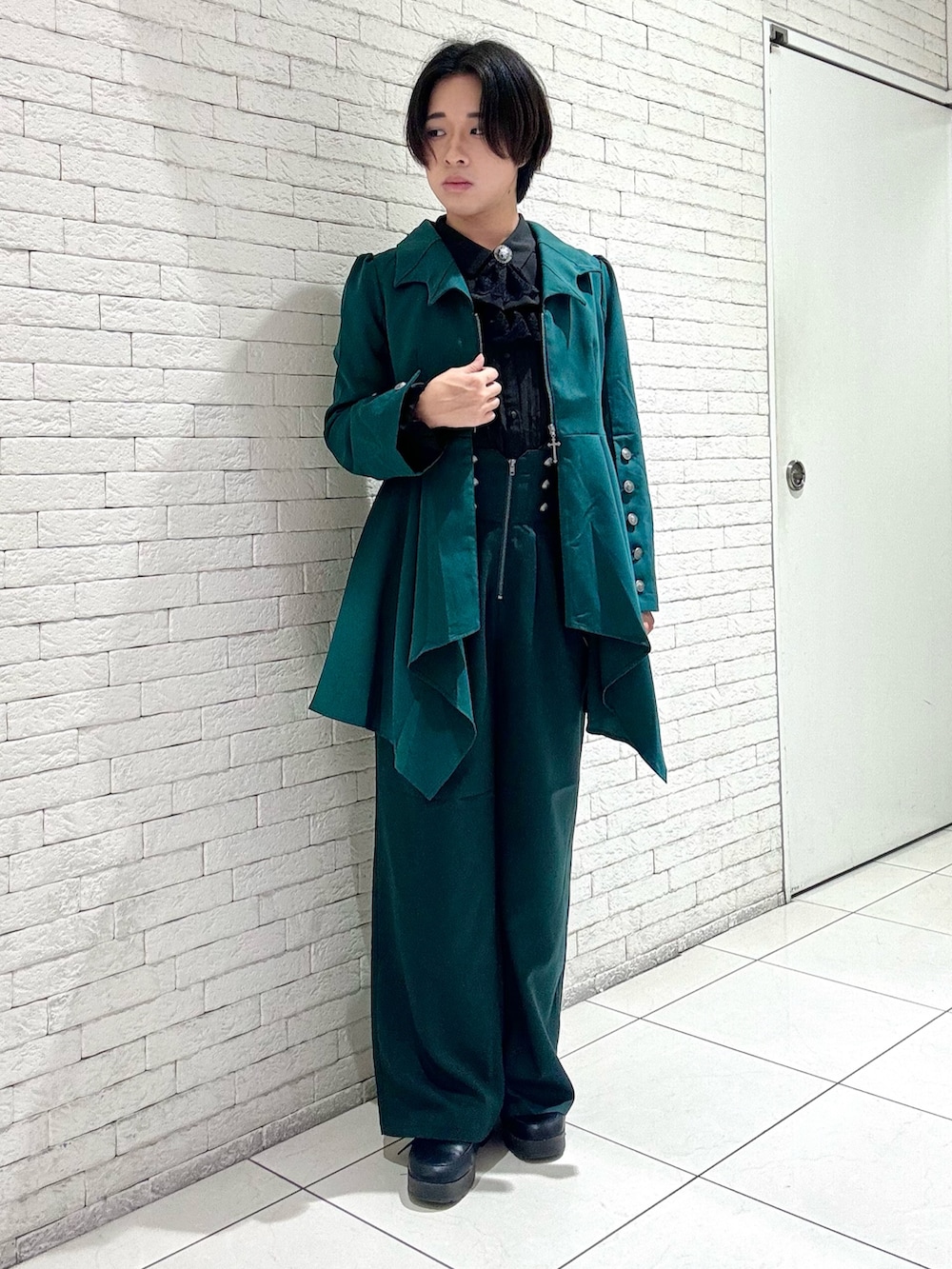 「おしゃ見えテクニック、レイヤードスタイル、セットアップスタイル、スラックス、秋コーデ、axes femme、axes femme POETIQUE、テーラードジャケット、ジェンダーレス、ジェンダーレス男子」｜「axes femme POETIQUEのコウモリカラーイレヘムジャケット（テーラードジャケット、グリーン系）」を使った、みちゅんさん（メンズ・162cm）の秋コーディネートの2枚目の写真