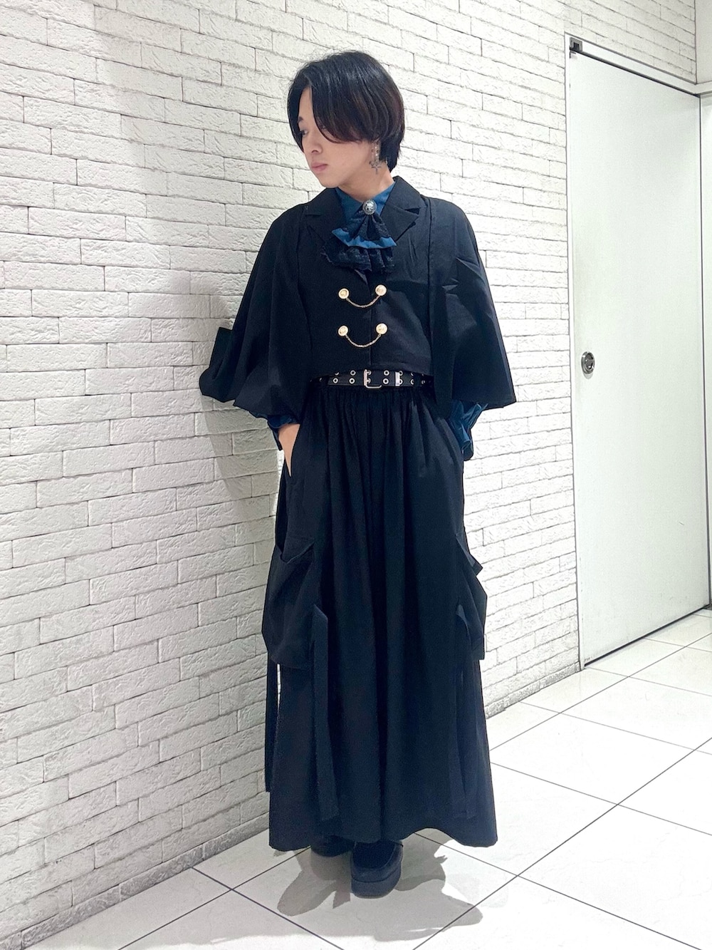 「袴パンツ、最近のいい感じコーデ、冬コーデ、きれいめカジュアル、モード、axes femme、AXES-X、和洋折衷、ケープ、ジェンダーレス、メンズファッション」｜「AXES-Xのパラシュート袴パンツ（その他パンツ、ブラック系）」を使った、みちゅんさん（メンズ・162cm）の秋コーディネートの2枚目の写真