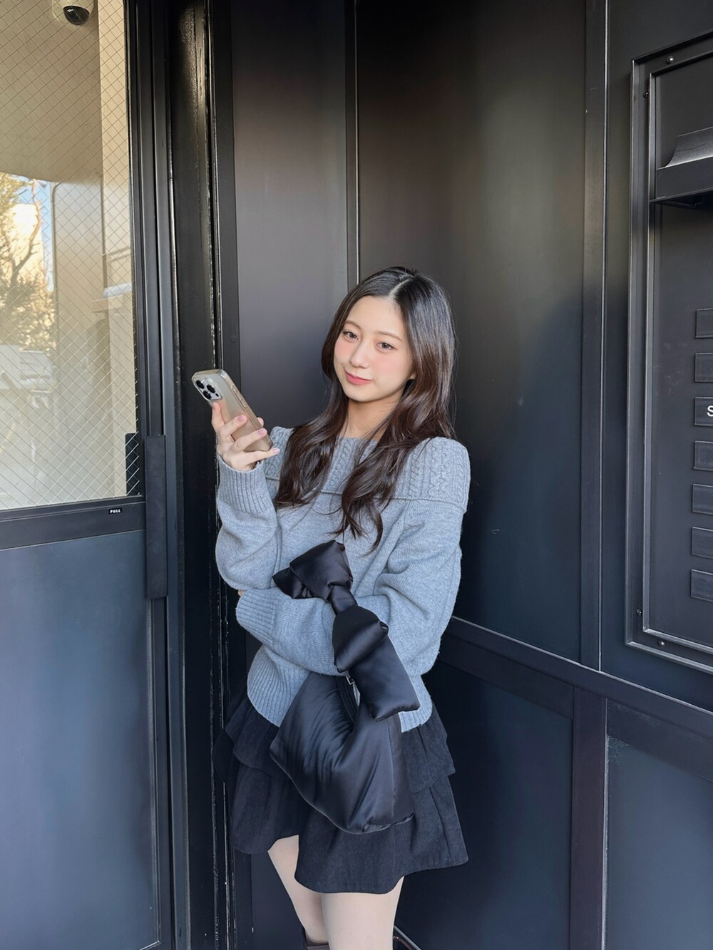 「冬、休日スタイル、冬服コーデ、ootd、ニットコーデ、シンプル」｜「anyonemoreのティアードコーデュロイミニスカート（スカート、ブラック系）」を使った、KAANAさん（レディース・154cm）の冬コーディネートの3枚目の写真