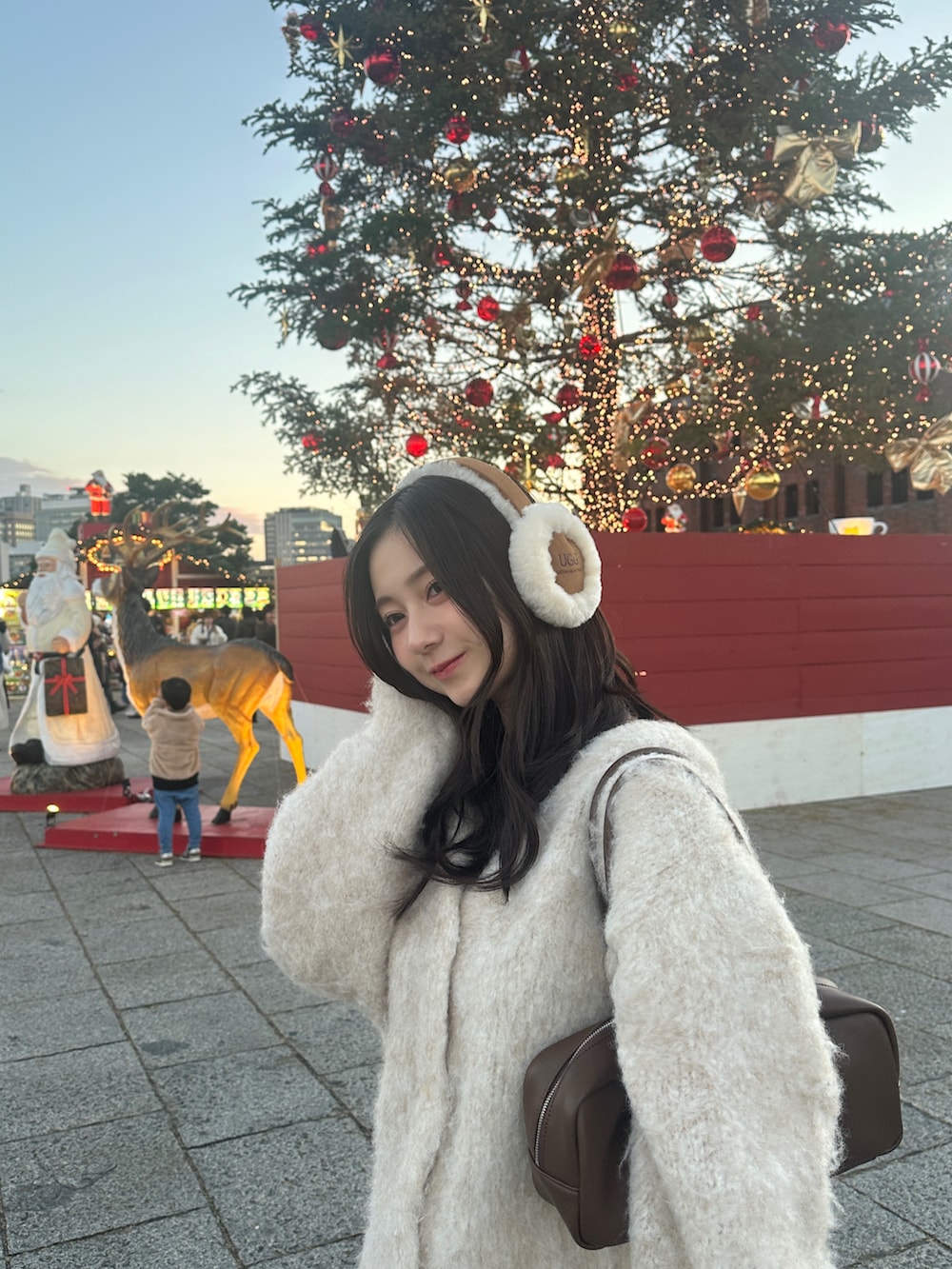 ホワイト系のカーディガン/ボレロを着用したレディースの秋コーディネートの2枚目の写真