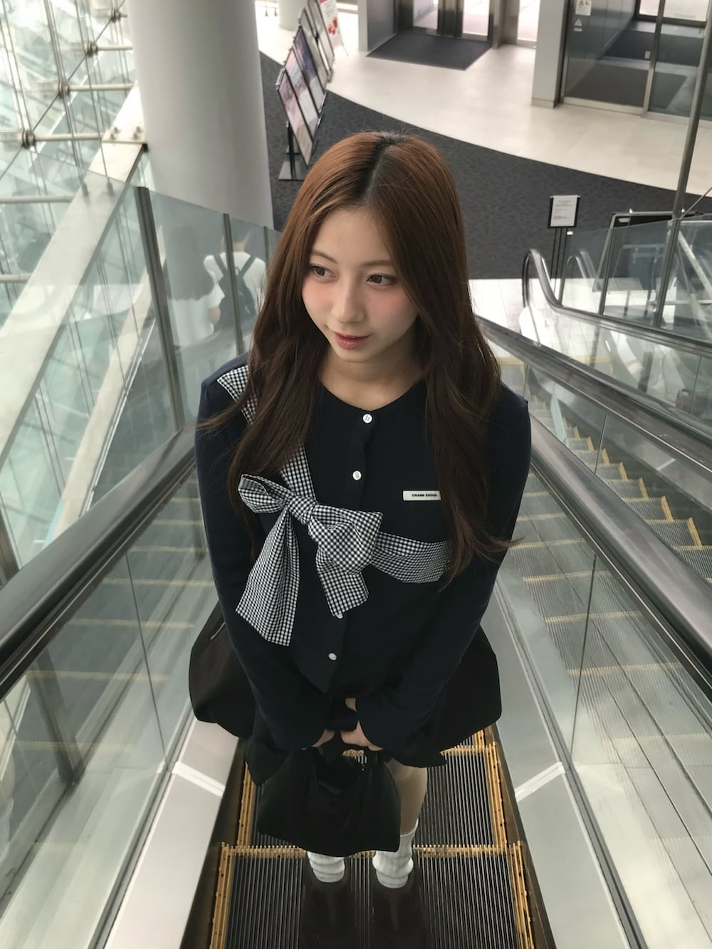 ブルー系のトップス、その他のスカート、ブラウン系のシューズを着用したレディースの秋コーディネートの2枚目の写真