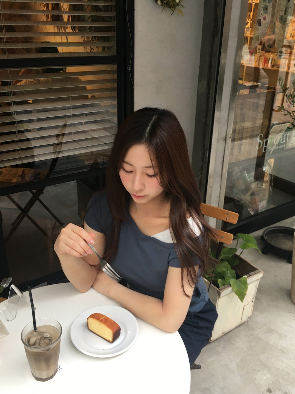 ブルー系のTシャツ/カットソー、その他のパンツ、グリーン系のスニーカーを着用したレディースの夏コーディネートの2枚目の写真