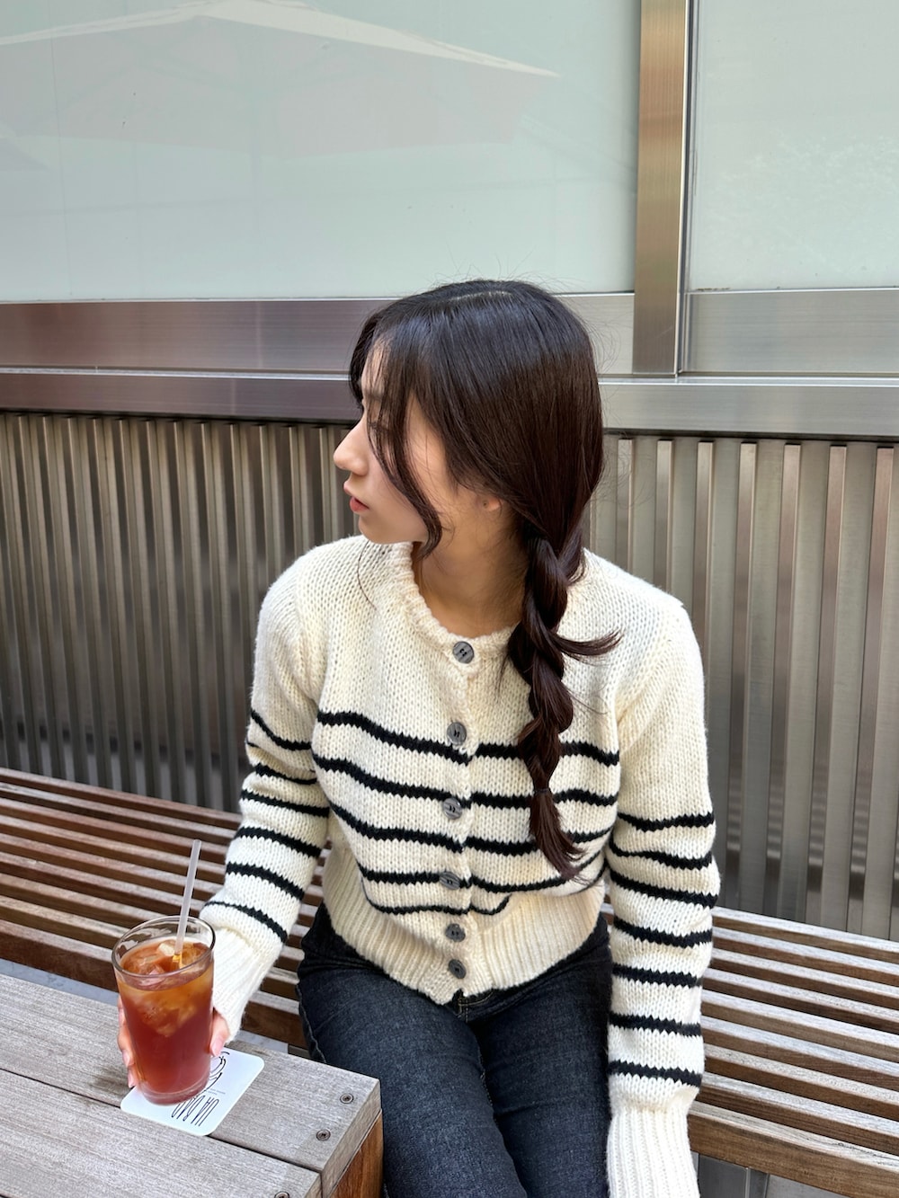 その他のデニムパンツ、その他のカーディガン/ボレロを着用したレディースの春コーディネートの2枚目の写真