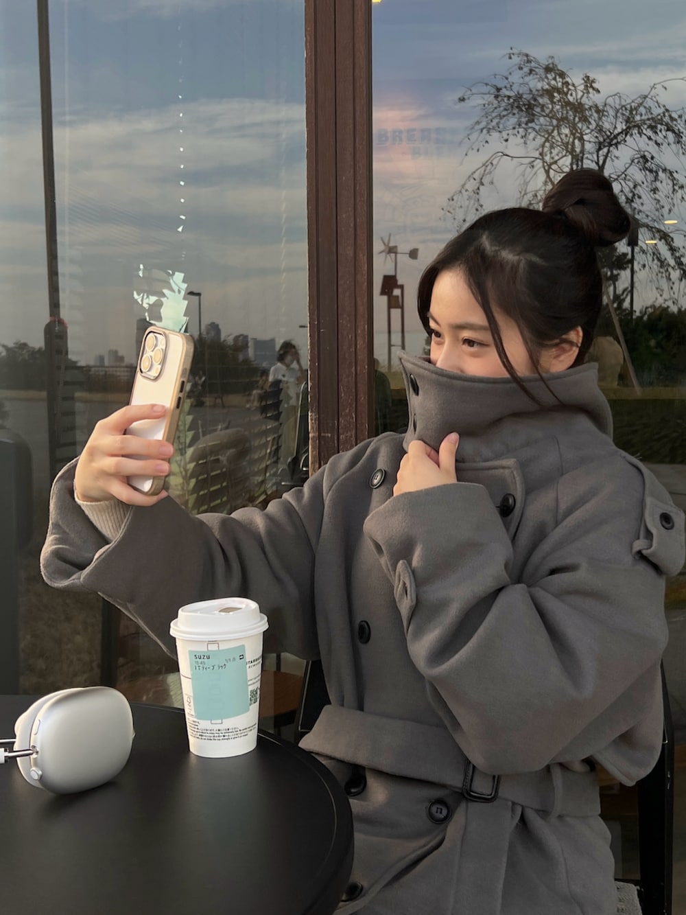 グレー系のジャケット/アウターを着用したレディースの冬コーディネートの2枚目の写真