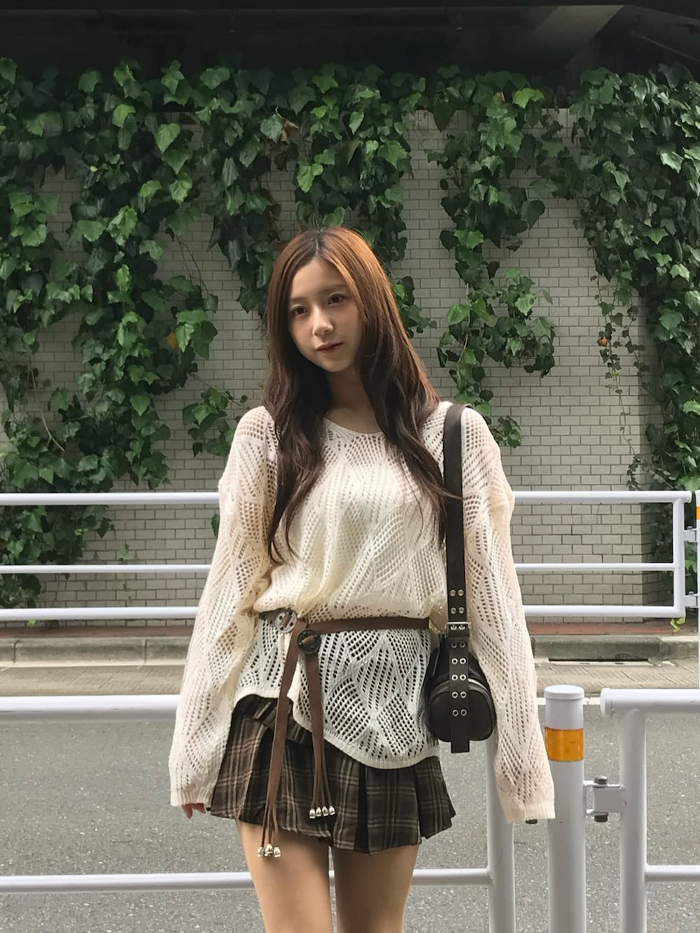 ブラウン系のスカート、ホワイト系のニット/セーターを着用したレディースの秋コーディネートの3枚目の写真