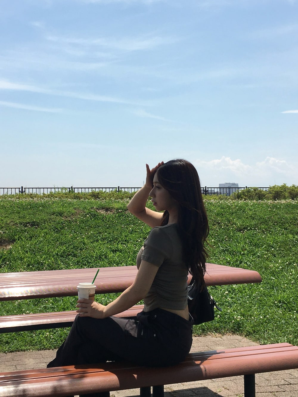 その他のトップス、ブラック系のカーゴパンツを着用したレディースの夏コーディネートの2枚目の写真