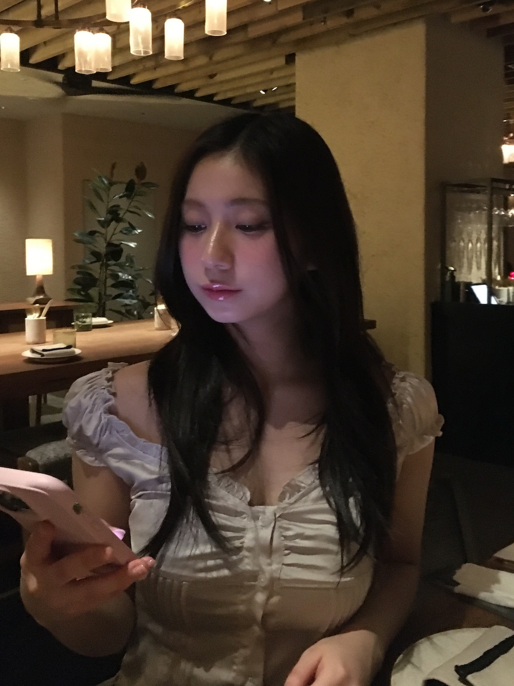 ホワイト系のトップスを着用したレディースの春コーディネートの2枚目の写真