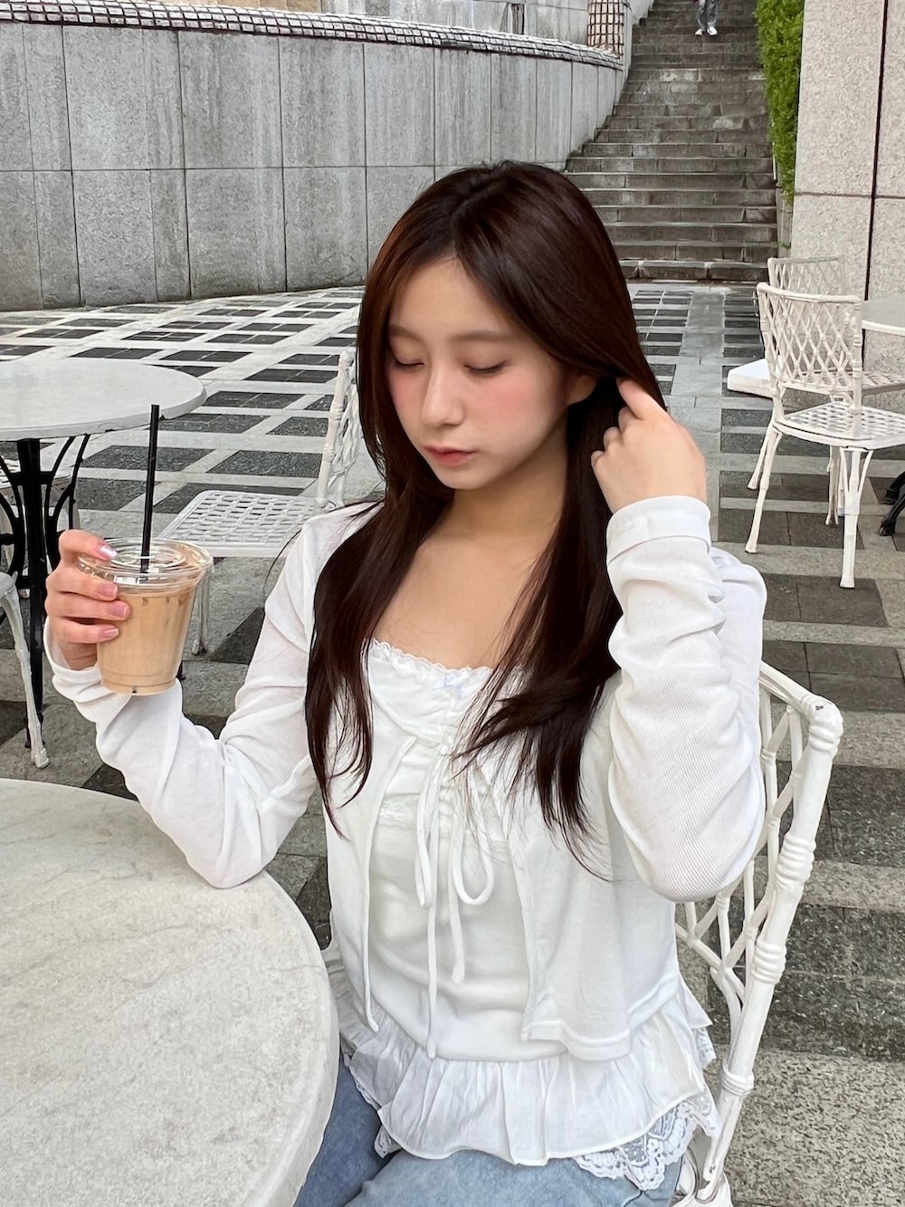 ホワイト系のトップスを着用したレディースの春コーディネートの4枚目の写真