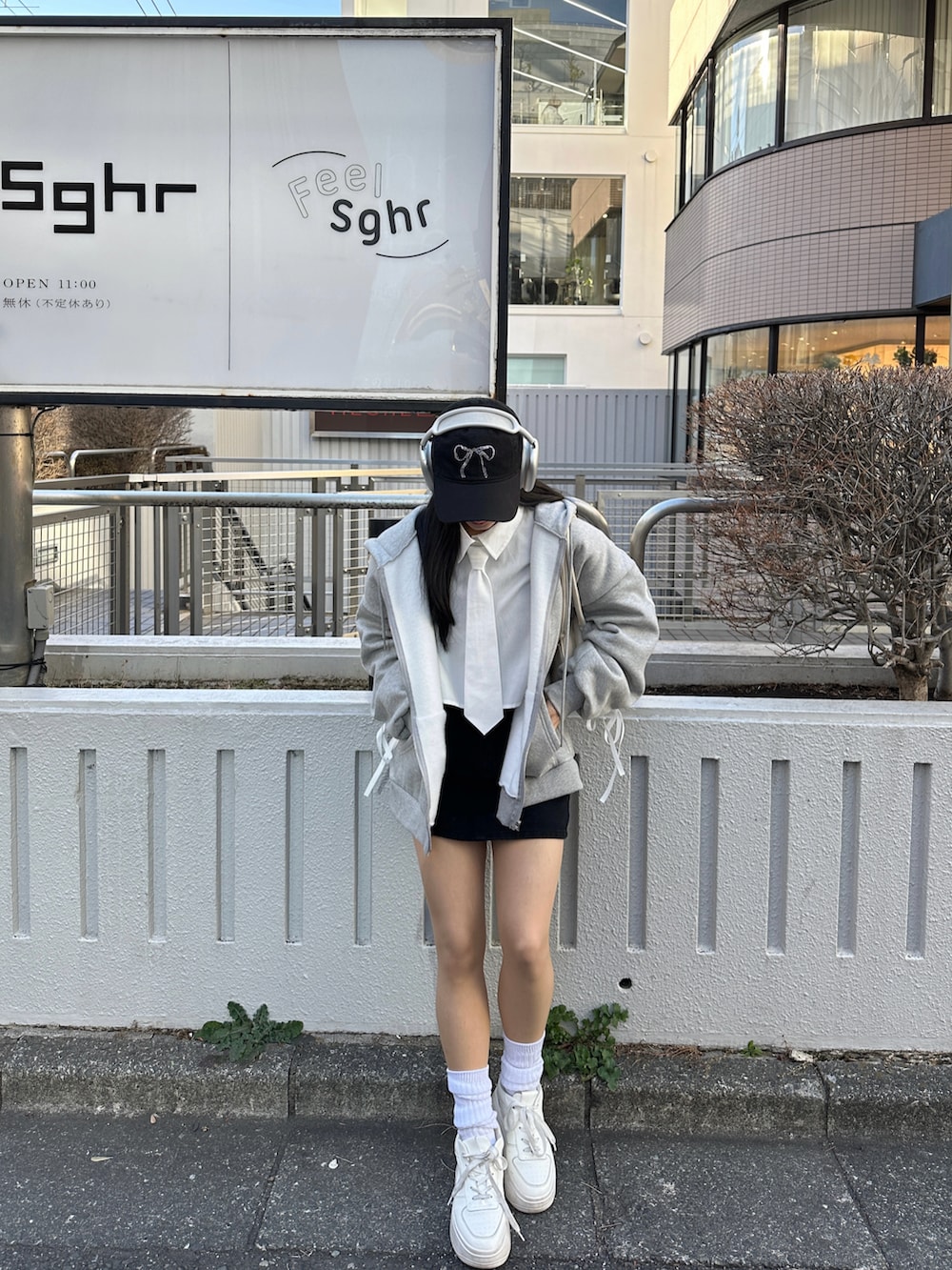 ブラック系のスカート、ホワイト系のシャツ/ブラウス、グレー系のジャケット/アウターを着用したレディースの冬コーディネートの3枚目の写真