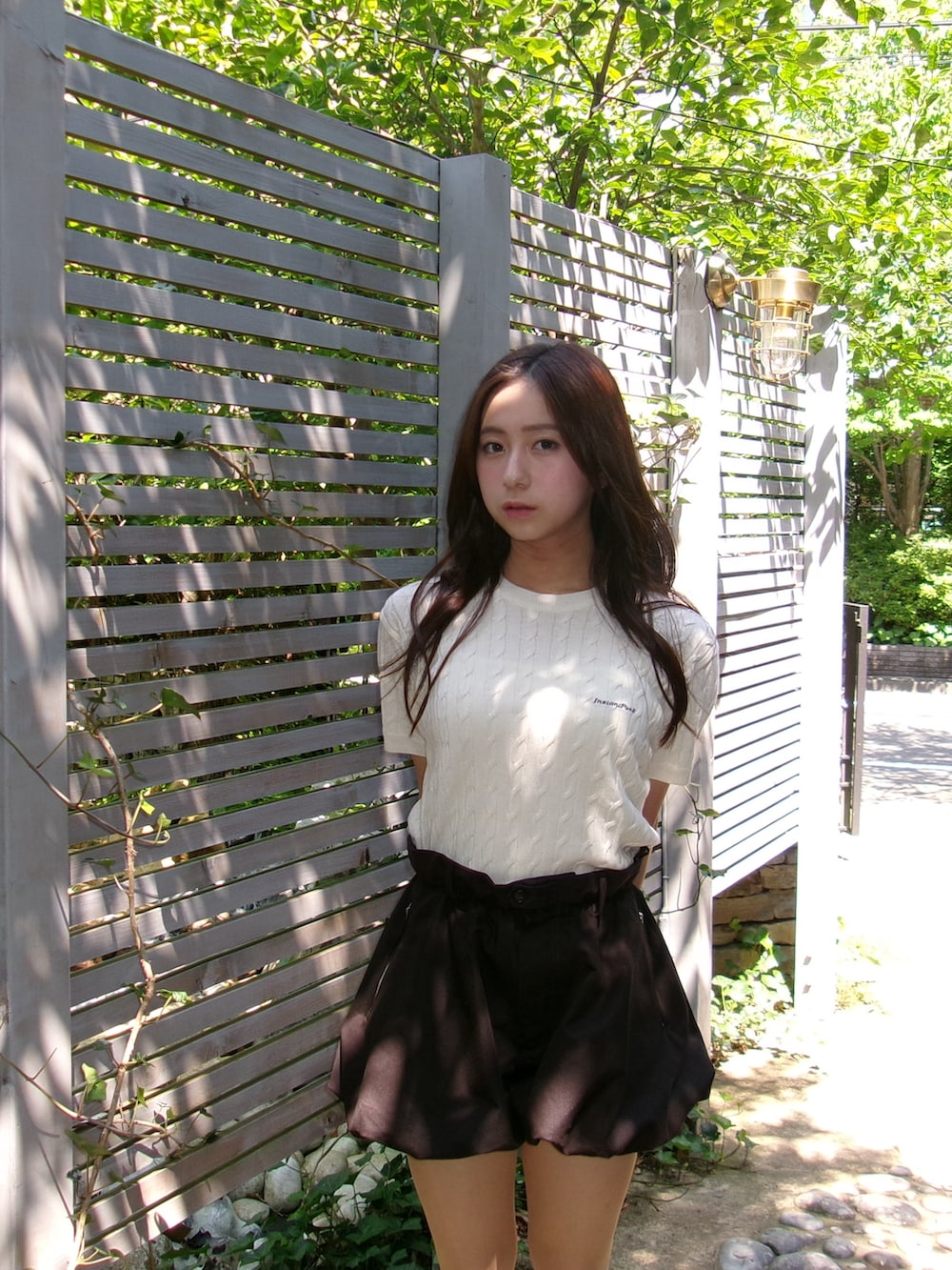 ホワイト系のトップス、その他のスカート、ブラウン系のシューズを着用したレディースの夏コーディネートの4枚目の写真