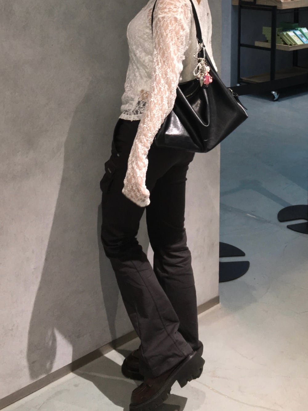 ブラック系のカーゴパンツ、ホワイト系のトップスを着用したレディースの夏コーディネートの3枚目の写真