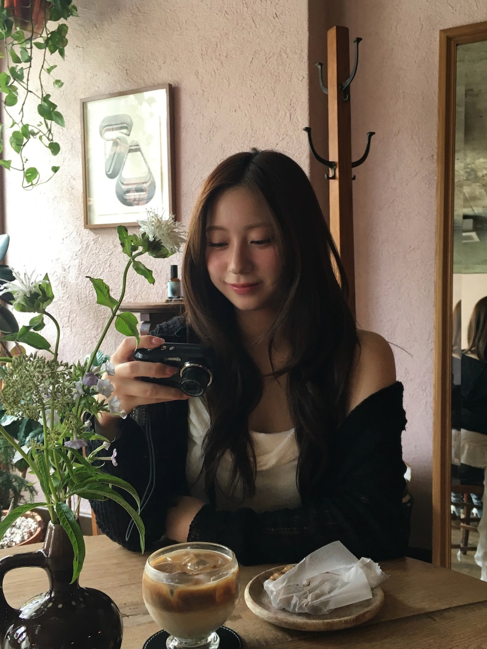 ブラック系のパンプス、ホワイト系のトップス、グレー系のデニムパンツを着用したレディースの夏コーディネートの3枚目の写真