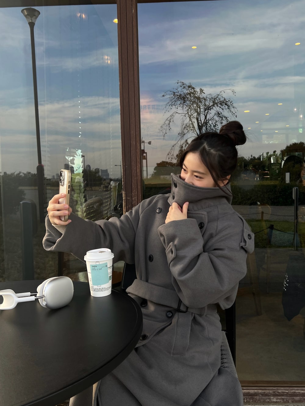 グレー系のジャケット/アウターを着用したレディースの冬コーディネートの3枚目の写真