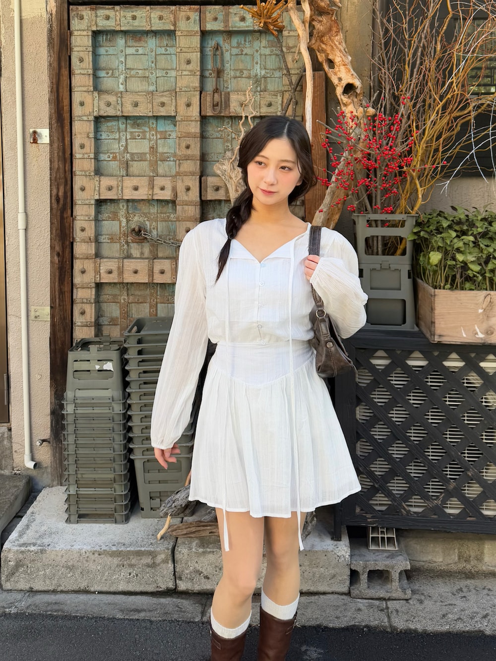 ホワイト系のトップス、ホワイト系のスカートを着用したレディースの春コーディネートの2枚目の写真