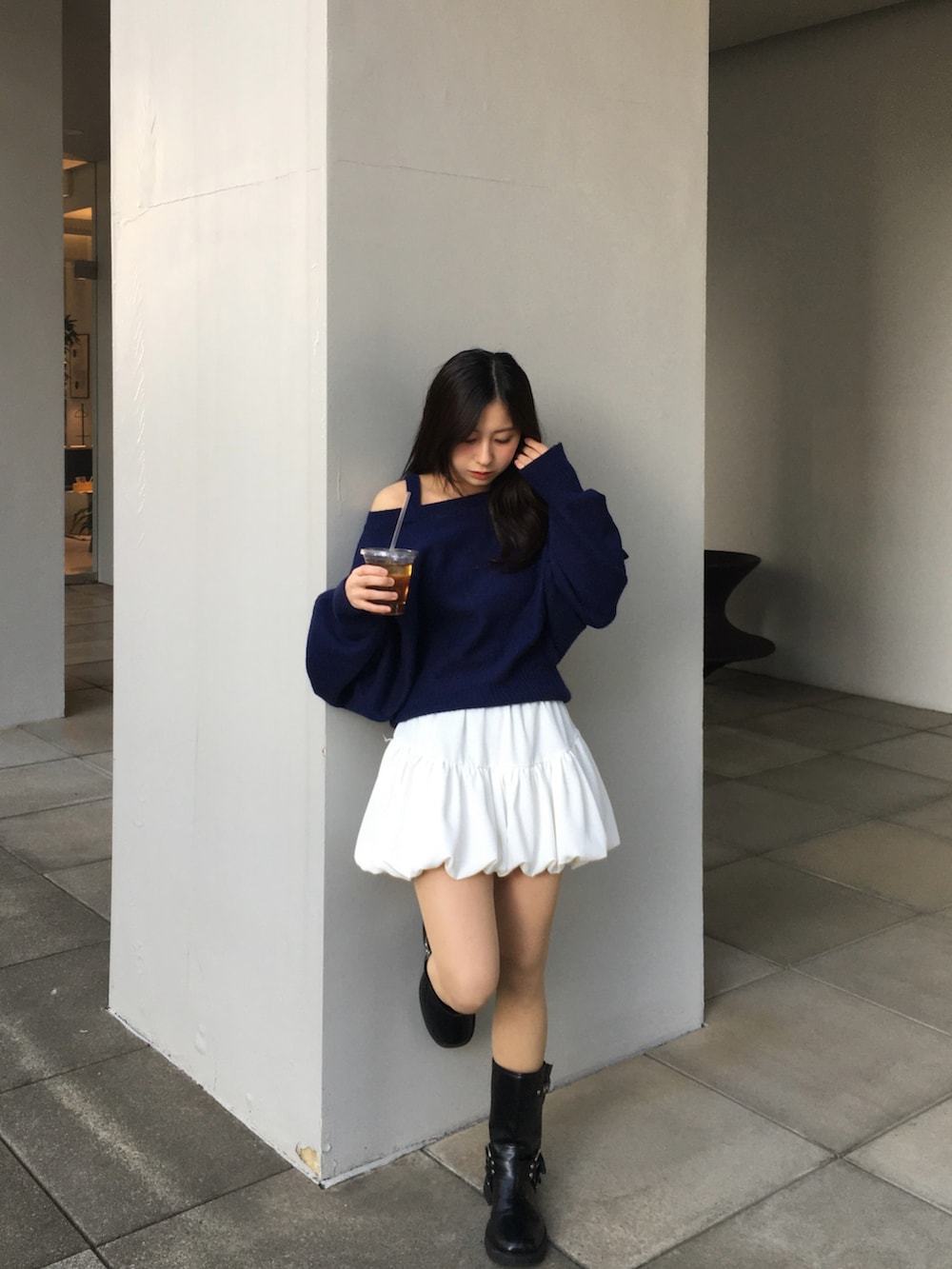 ブルー系のニット/セーターを着用したレディースの秋コーディネートの4枚目の写真