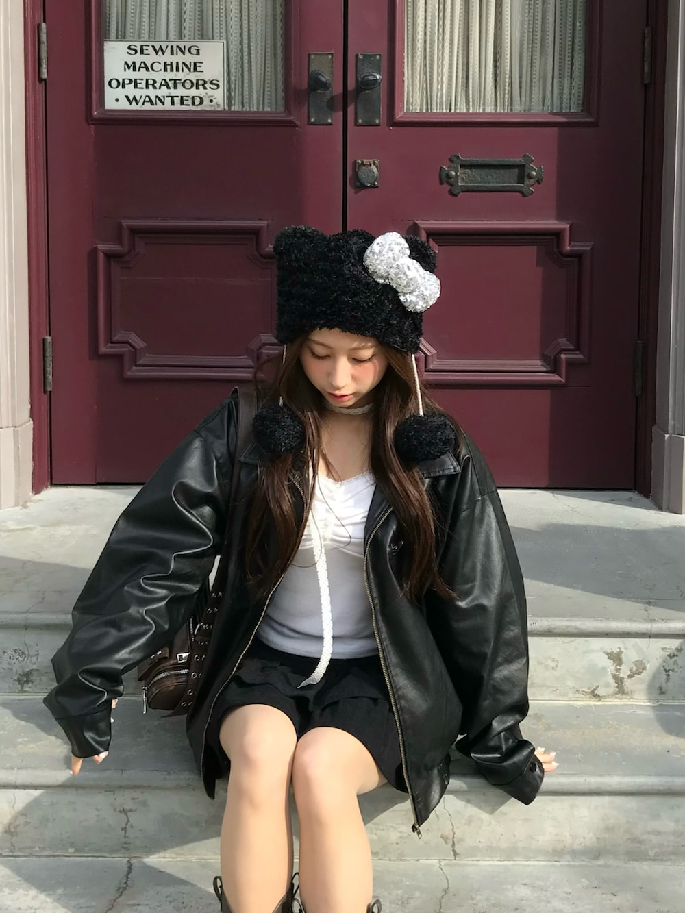 ホワイト系のTシャツ/カットソー、ブラック系のスカート、グレー系のブーツを着用したレディースの秋コーディネートの2枚目の写真