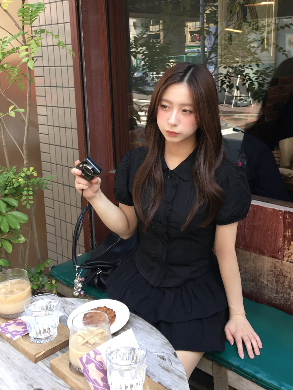 ブラック系のトップス、ブラック系のスカートを着用したレディースの夏コーディネートの3枚目の写真