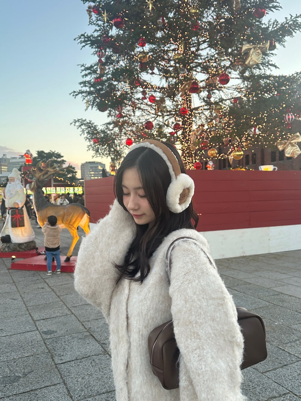 ホワイト系のカーディガン/ボレロを着用したレディースの秋コーディネートの3枚目の写真