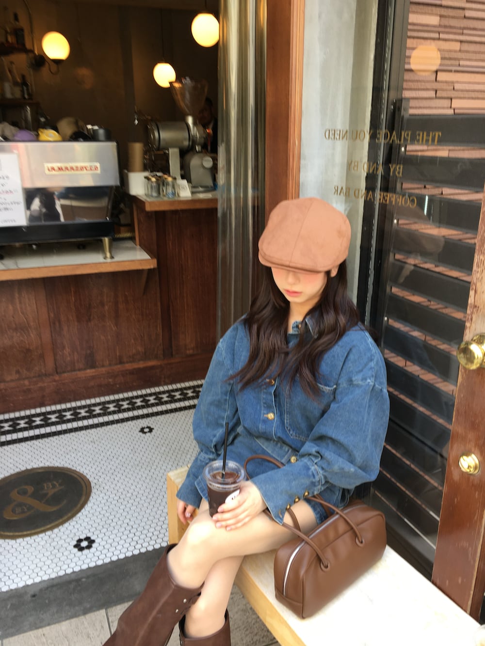 ブルー系のワンピース/ドレス、ブラウン系のハンチング/ベレー帽を着用したレディースの春コーディネートの3枚目の写真