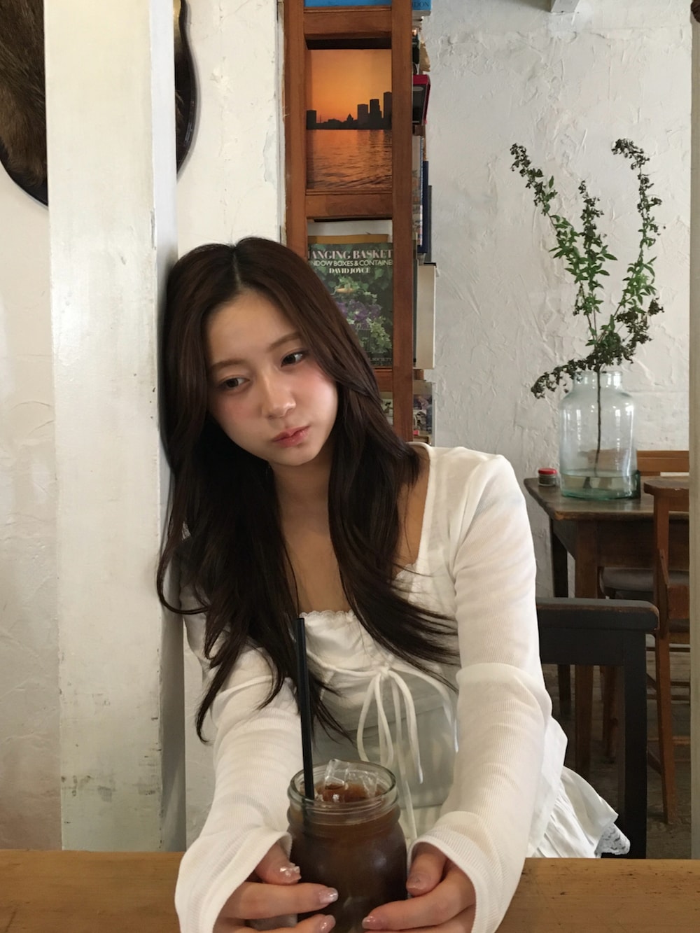 グレー系のデニムパンツ、ホワイト系のトップスを着用したレディースの春コーディネートの3枚目の写真