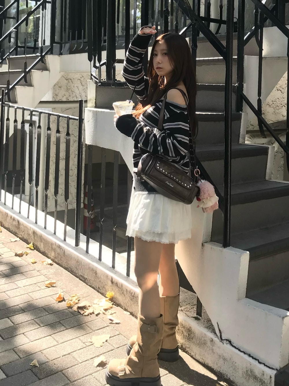 ホワイト系のスカート、ブルー系のトップスを着用したレディースの秋コーディネートの2枚目の写真