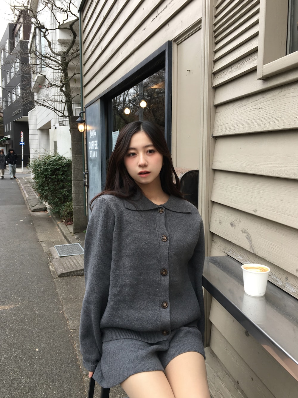 グレー系のニット/セーター、グレー系のその他パンツ、ブラック系のブーツを着用したレディースの冬コーディネートの3枚目の写真