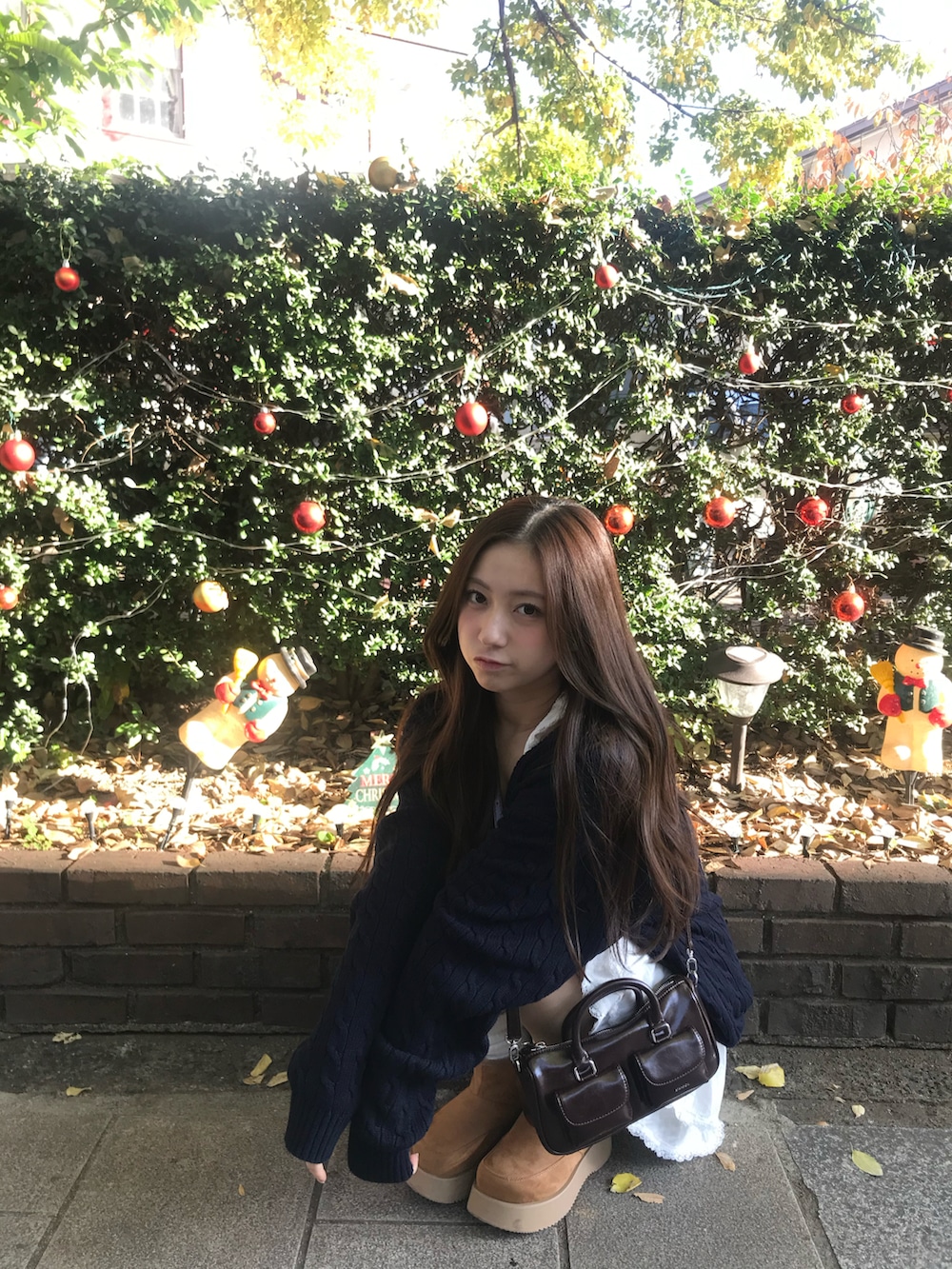 ホワイト系のスカート、ベージュ系のシューズ、ブルー系のトップスを着用したレディースの秋コーディネートの3枚目の写真