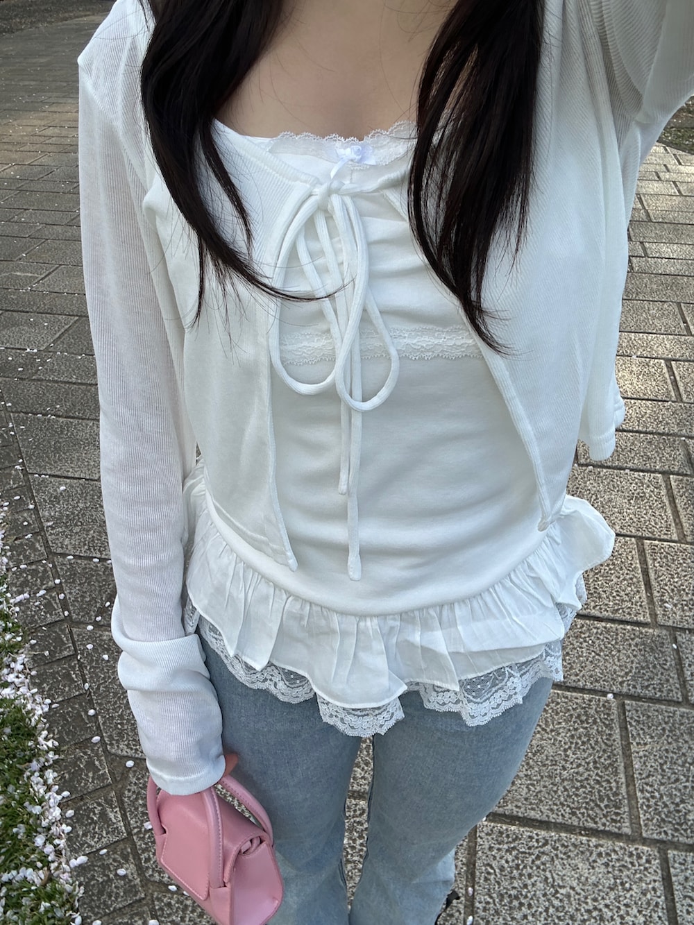 ホワイト系のトップスを着用したレディースの春コーディネートの3枚目の写真