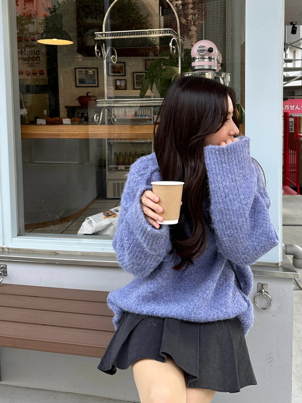 ブルー系のニット/セーター、グレー系のスカート、ブラック系のローファーを着用したレディースの冬コーディネートの4枚目の写真